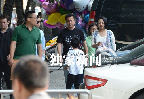 獨(dú)家直擊 王中磊攜妻兒溫馨出行，夫妻恩愛牽手，兒子活潑盡顯童真